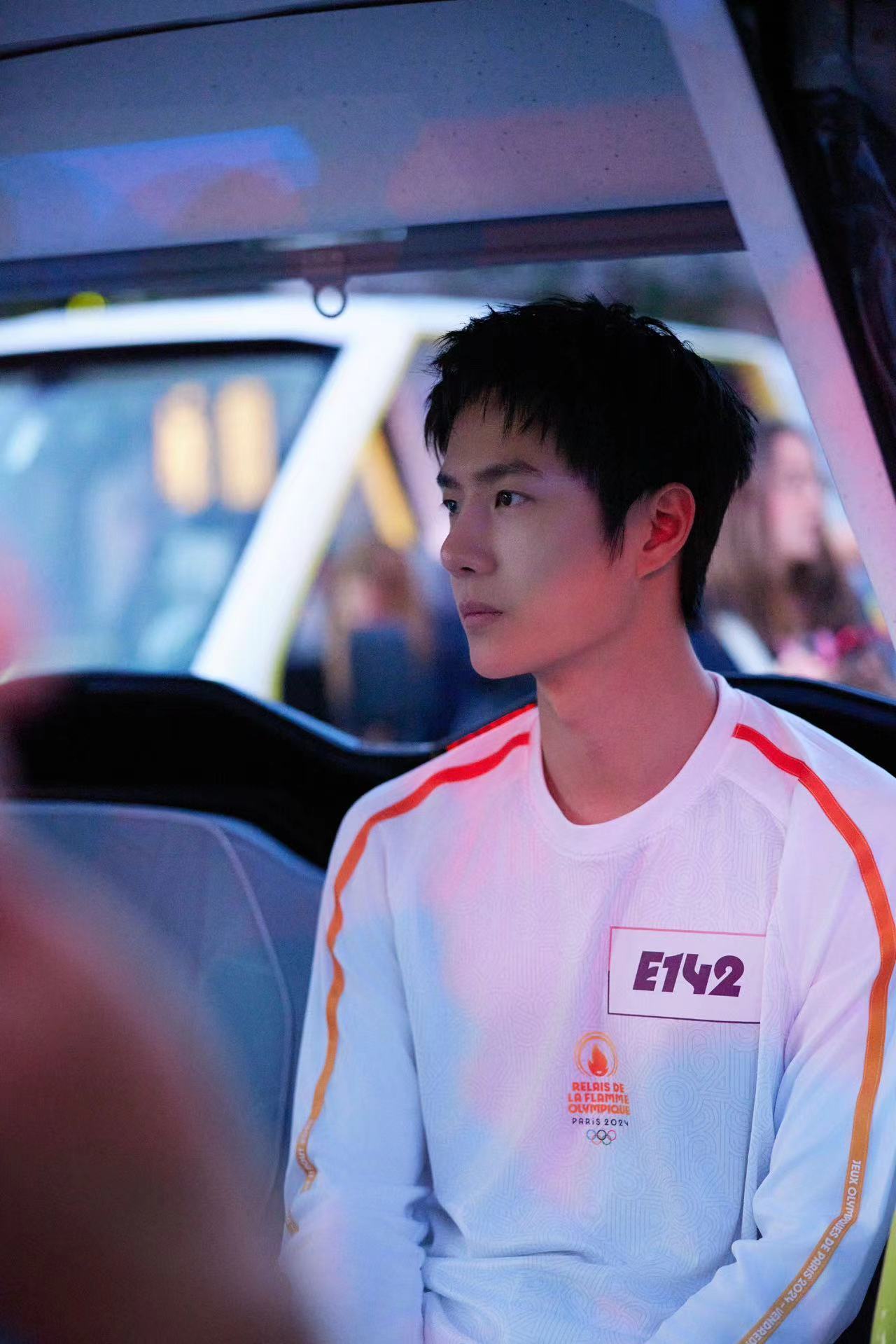 #王一博担任巴黎奥运火炬手官图##王一博传递奥运圣火官方图#王一博传递奥运圣火官