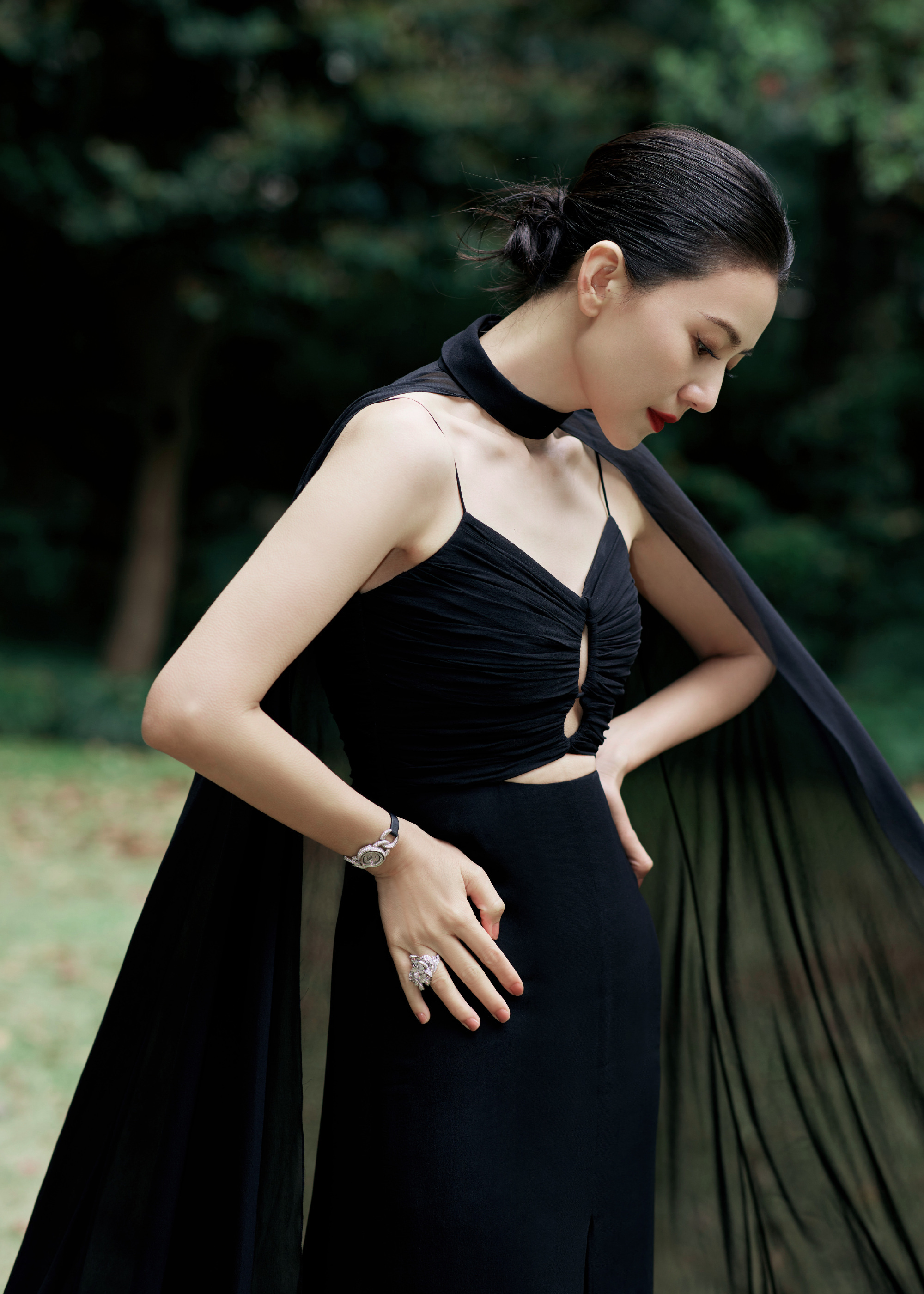 姐姐镜头里她一身黑裙，自带从容舒展的气场，温柔又坚定的松弛感。原来真正的从容，从