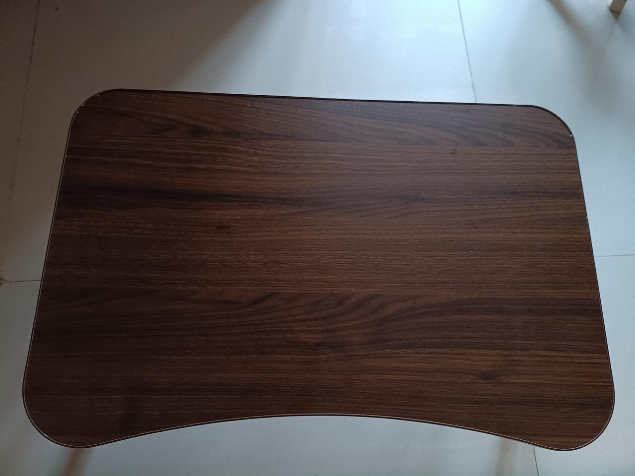 网购了一个床上电脑桌，收到货惊呆了，质量也太好了！放床上特别稳！这么一个小桌子才