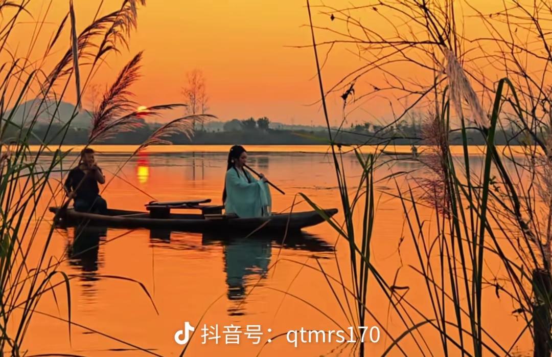 “轻舟荡漾水，笛声入画来”，这画面简直绝了！想象一下，轻舟在碧波上悠悠前行，船桨