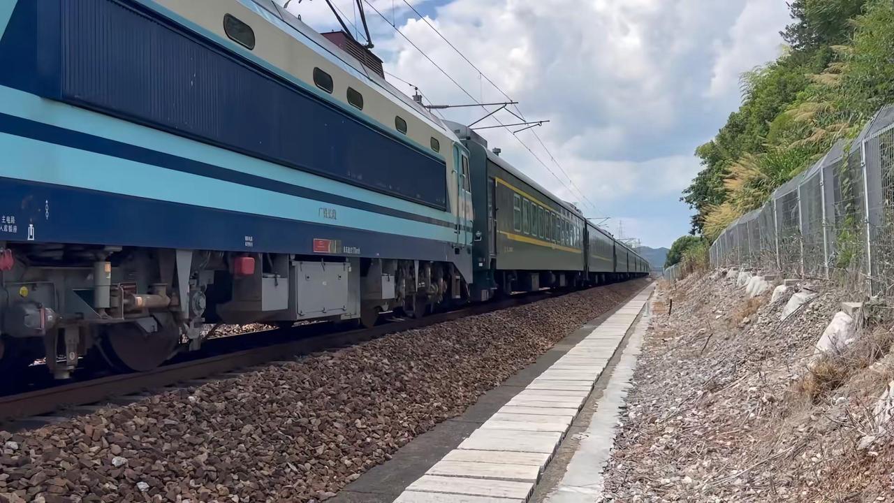 就这么对我…一P给我手机崩飞。电力机车 火车