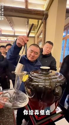 用饭碗喝掉一套首付？北京一场家宴，颠覆了所有饭局逻辑
 
麻烦看官老爷们右上角点