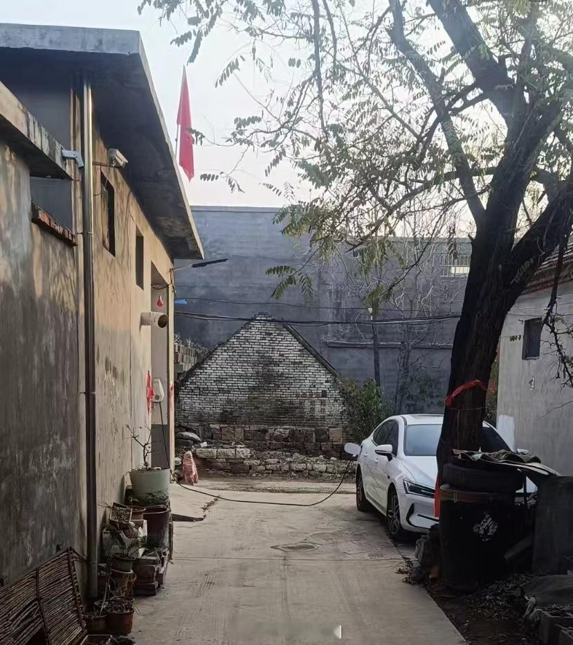 来自网友求助：回家必经之路，经常被路口这家人占道充电，想问问要是哪天晚上没看到压