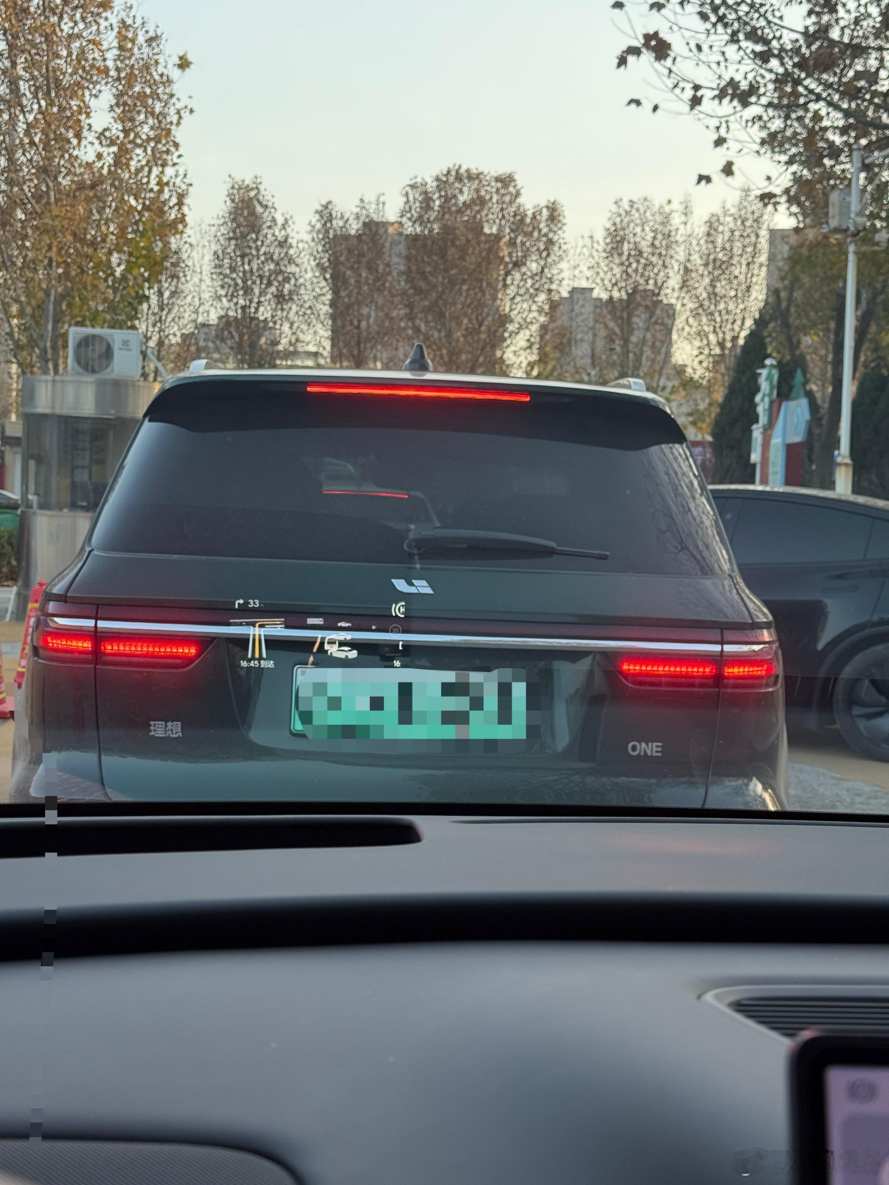 强行别我车加塞，然后看见特斯拉ModelY离着3米远你TM就开始礼让了，怎么，特