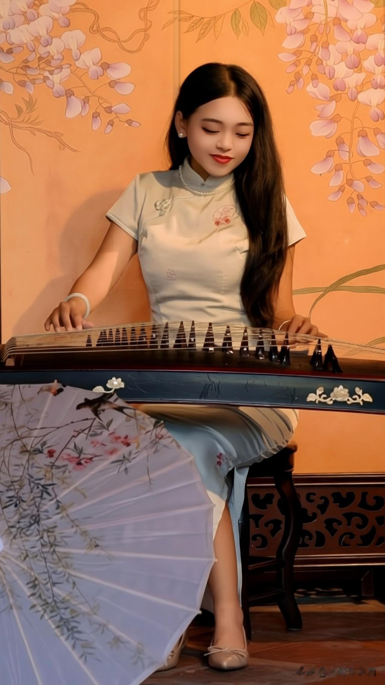 轻拨瑶琴韵，悠扬入梦来
   旗袍古典韵 身着雅致旗袍的女子静坐案前，纤手轻拂古