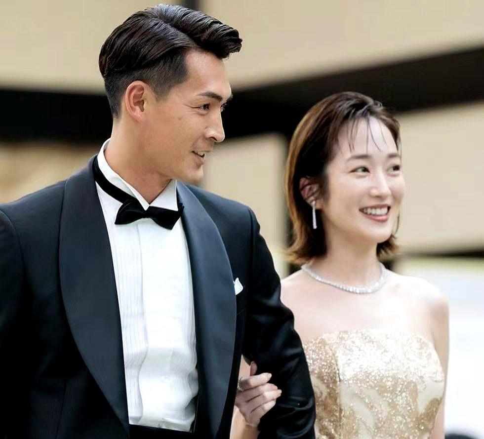 “舔到最后一无所有”？
在居酒屋灯影晃动时，槙野智章看见高梨临，这位演过《朝五晚