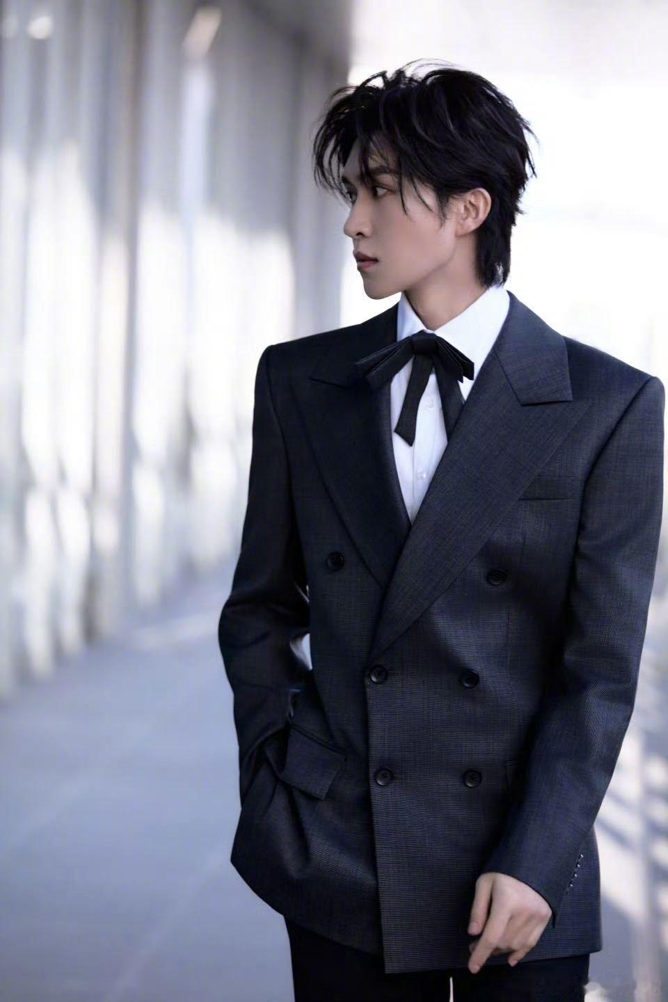 张集骏看似光鲜亮丽其实穿上秋裤了 风度翩翩的竟然穿上秋裤了，降温了大家也不必逞强