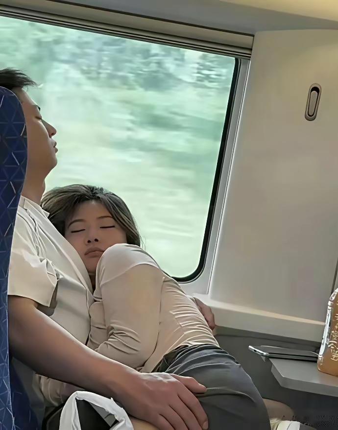 在共公场合做出这样的举动也太不雅观了，动车上一个年轻女子直接躺在男子的怀里，一点