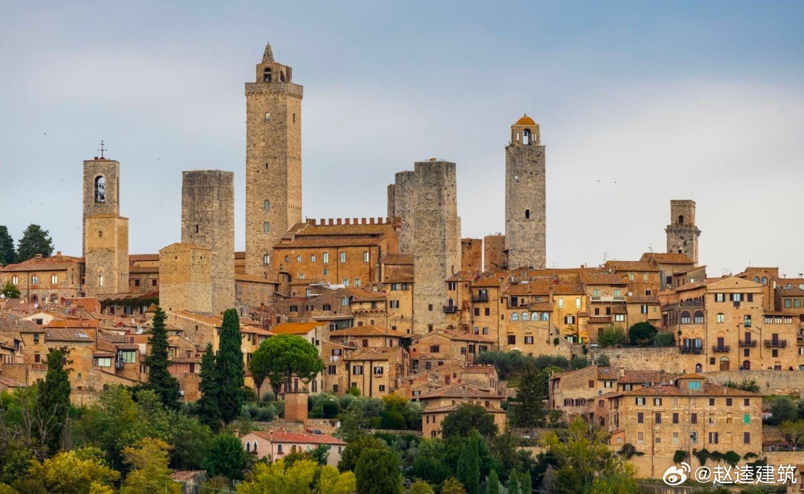 意大利托斯卡纳的圣吉米尼亚诺，这里也是前往罗马的 Via Francigena 