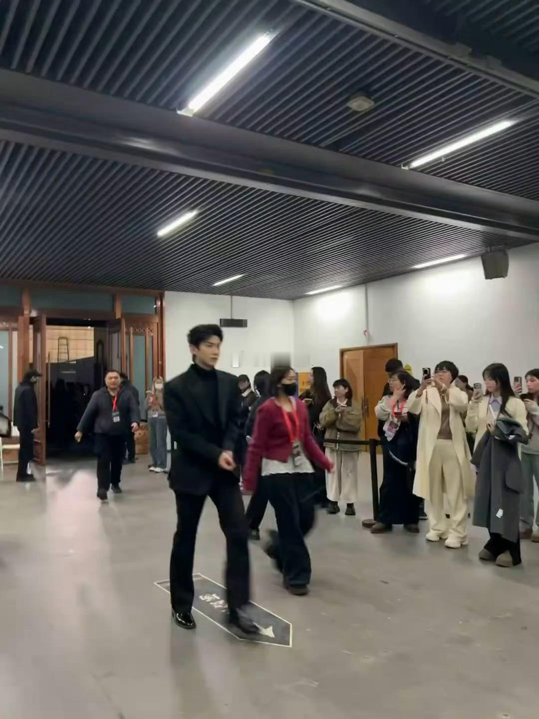 不是我喜欢夸白敬亭的头身比，是实在很牛批 