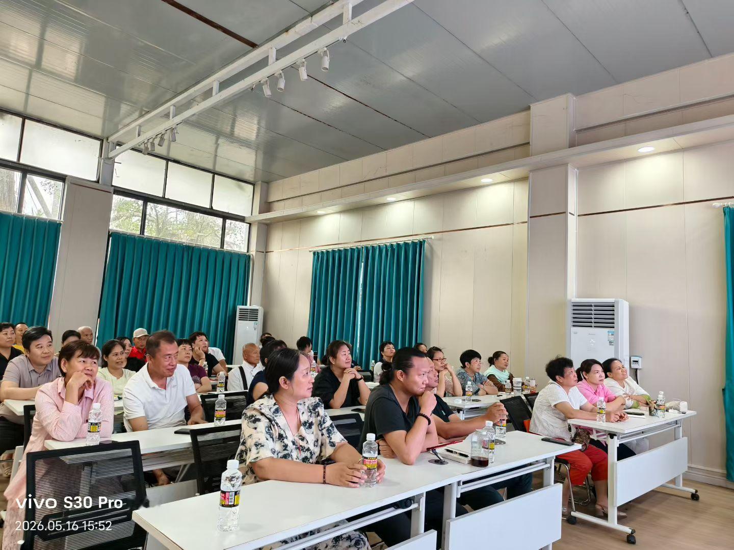 打卡海南5月18日，澄迈县博厚古村共享农庄，被一场公益课的暖流紧紧包裹。当合简中