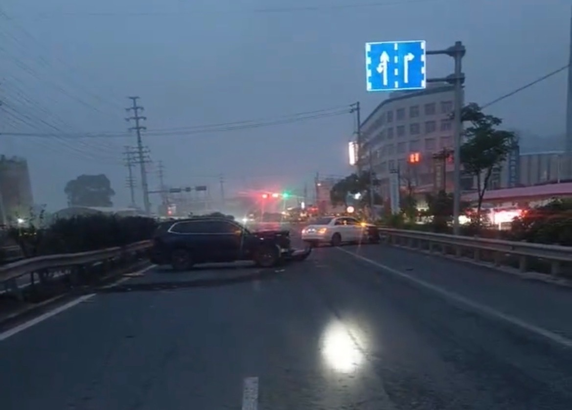 6月18日，网友反映：玉林肉市场路口suv和小车碰撞受损严重。 玉林