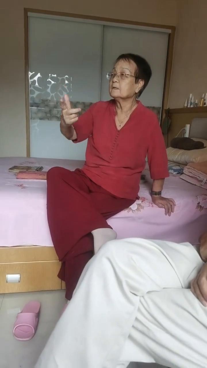 第三天我就赢钱了。开始赌神的生涯。打麻将，我赌神了。赌神，年纪这么大还赢钱？开玩