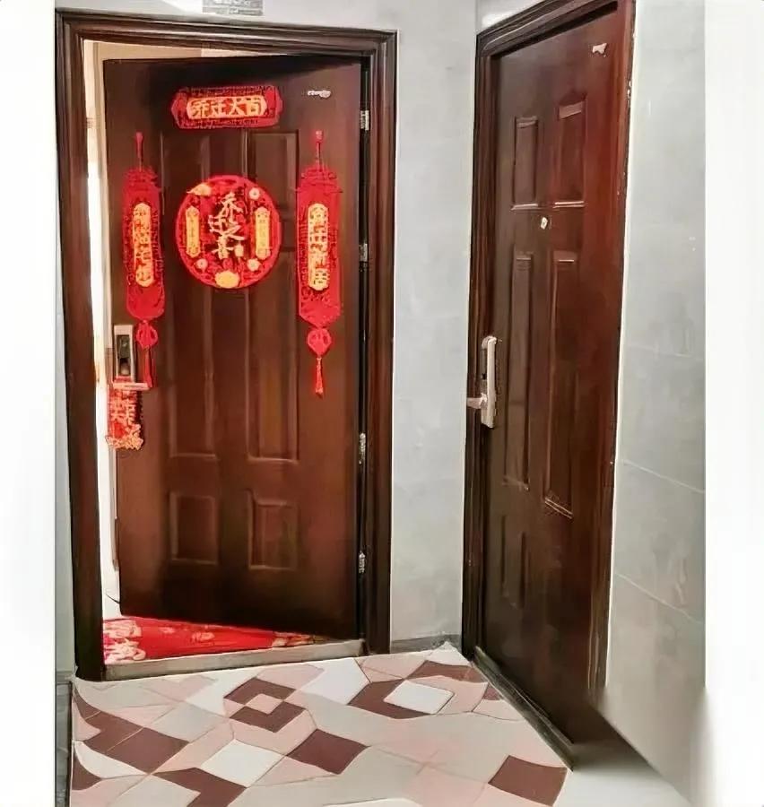 邻居住了一年，没说过十句话！

直到那天在电梯间……

去年搬进两梯四户的小区，