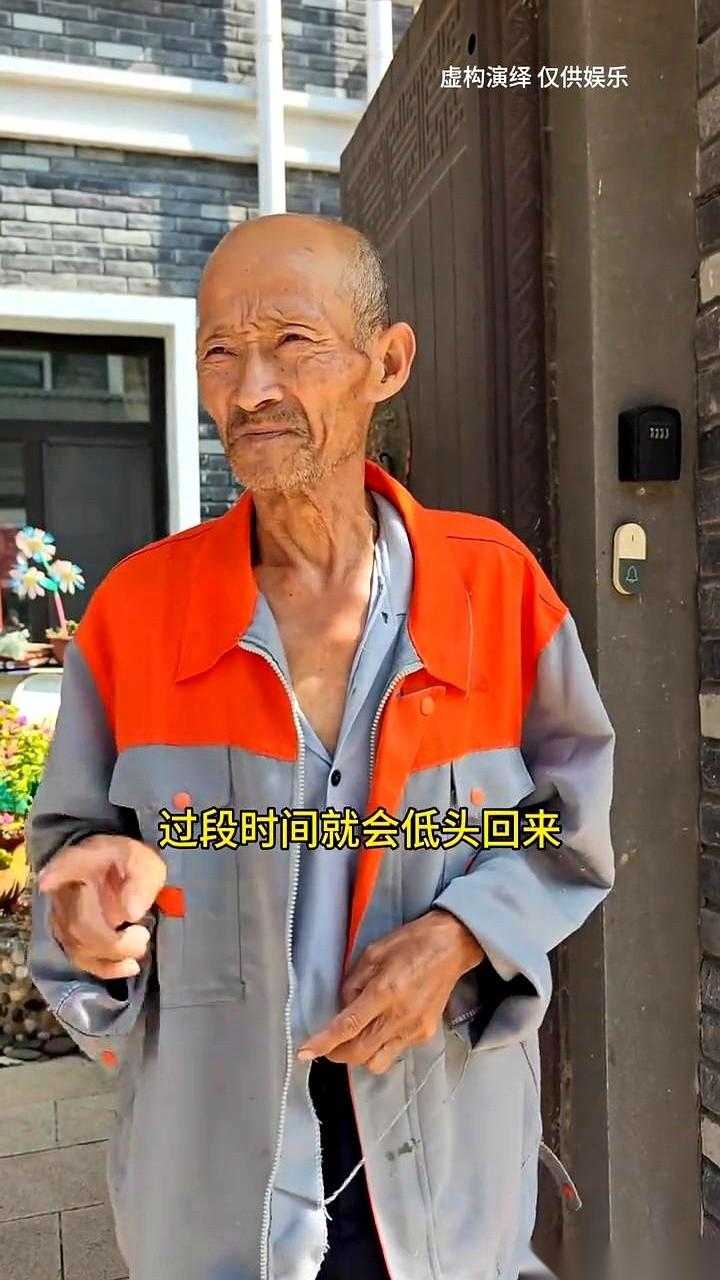 老头拄着拐杖站在城郊面馆门口时，腿上的石膏还没拆。
看着里面笑脸迎客、干练利落的