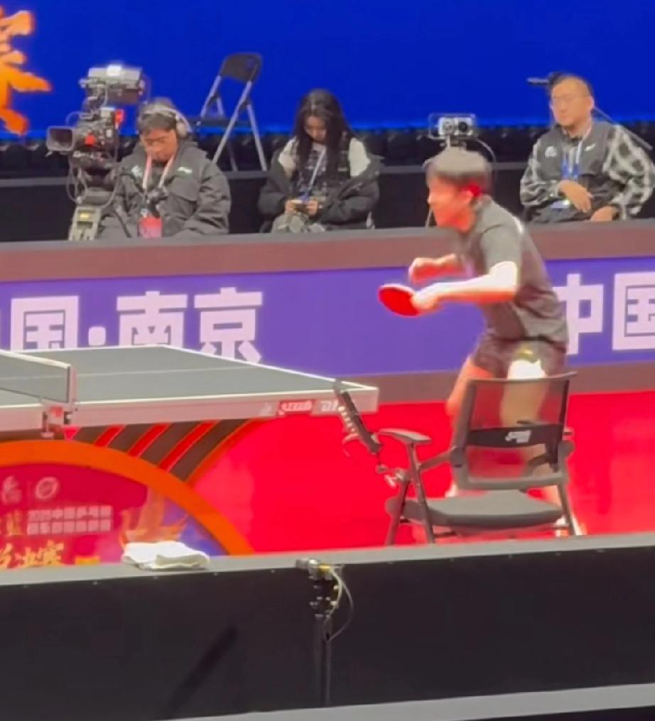 王楚钦开始适应场地来训练了！

今天王楚钦到了南京后也没休息，就来到主场地开始适