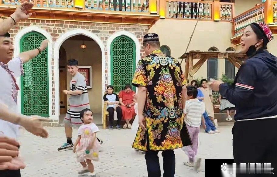 好久不见李亚鹏，咋年轻了呢？带着女儿载歌载舞，穿着少数民族衣服。五十多岁了，这活