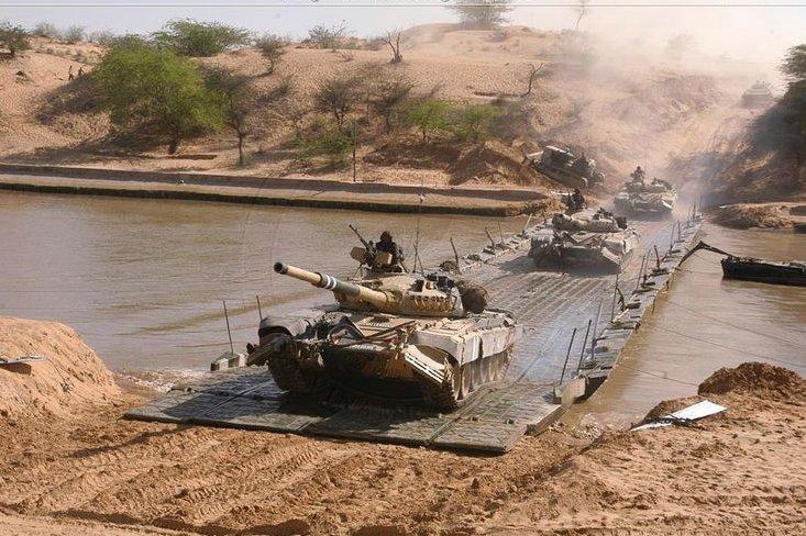 突发快讯：印度陆军一辆坦克在拉贾斯坦邦训练事故中沉没，造成一名士兵死亡。