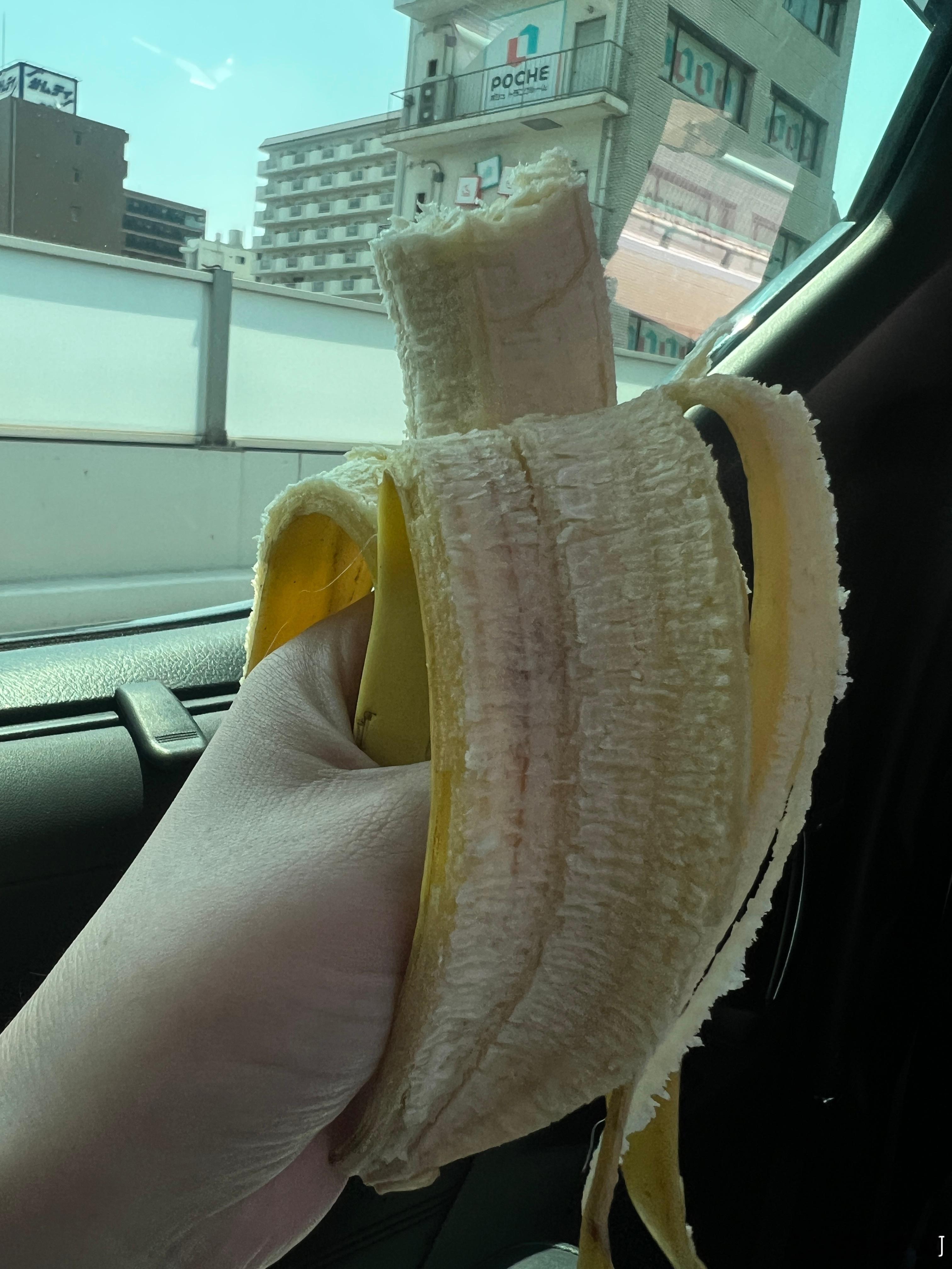 早上起来吃了酸奶，然后喝了蛋白质饮料，现在又再吃香蕉。预计一会儿还会吃鸡肉鸡蛋。