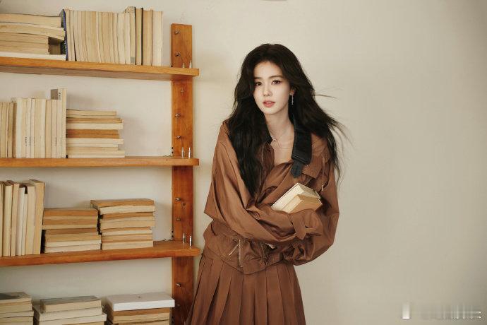 白鹿就这么宠粉 抢红包现场真的太激烈了，一眨眼的功夫就没了。白鹿的宠粉行动总是来