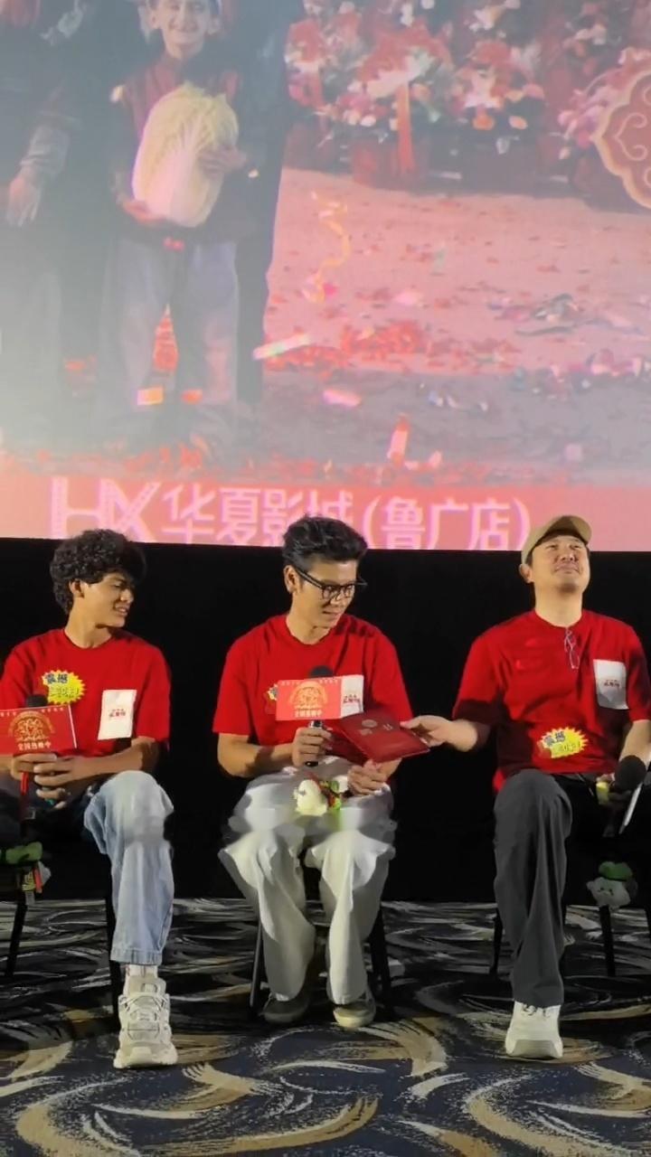 沈腾喊“马老板”时手还比划了一下，像在餐馆门口迎客。蒋奇明被这声喊得耳根红，捧着