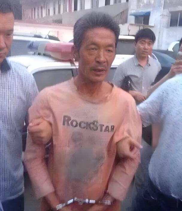 2003年山西农村14岁小姑娘，长辈装老实把女孩骗到了地下室，一老一少就在地下室