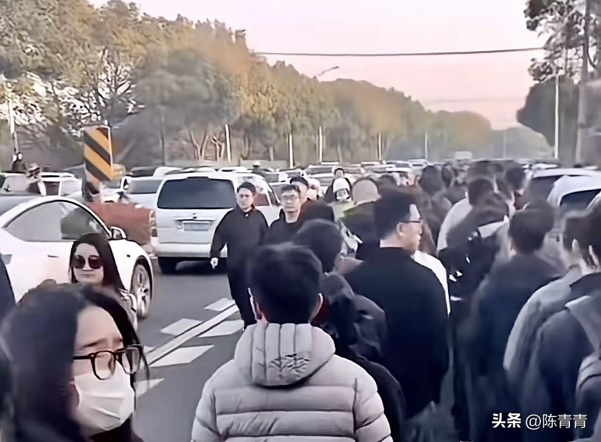 张老师！几里长街，一眼望不到头，路上挤满了送行的人。他被称为寒门指路人，也是这代