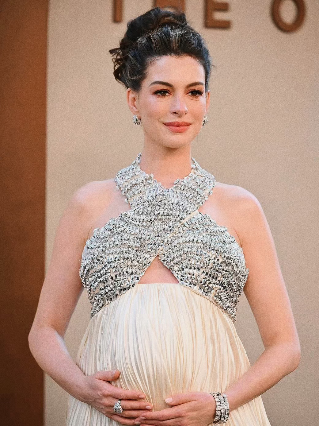 Anne Hathaway 亮相电影《奥德赛》纽约首映礼红毯，身着PRADA 定