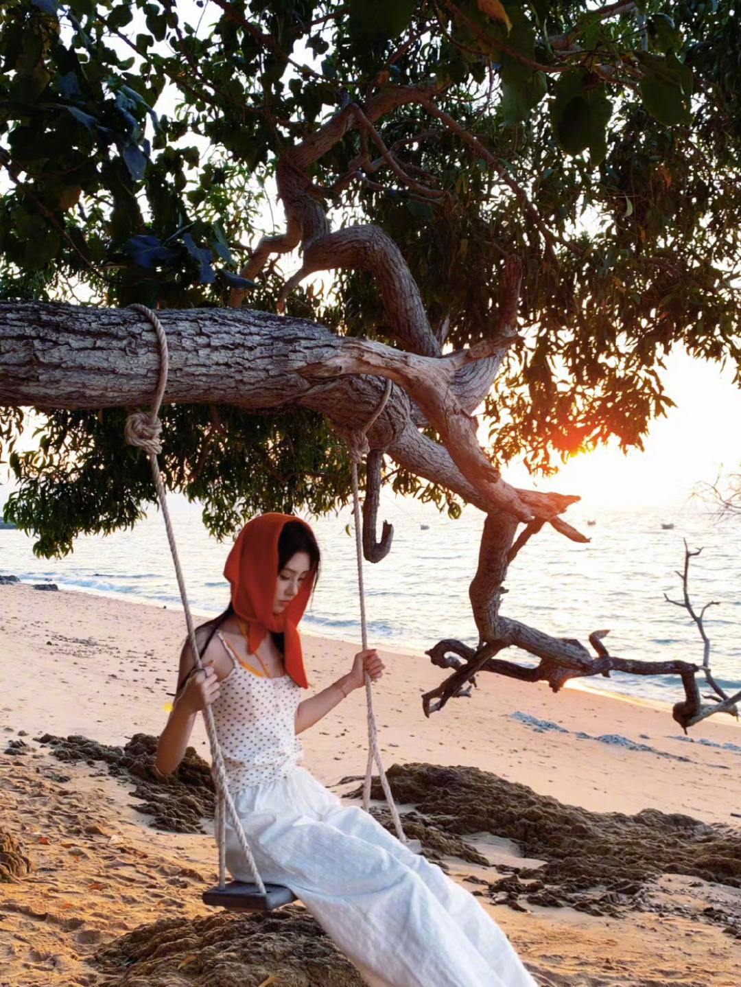 不愧是鞠式美学 谁说“鞠式美学”只有精致？鞠婧祎的街拍里，随性的发丝、慵懒的姿态