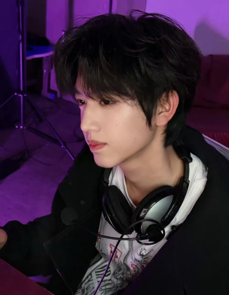 张桂源冷脸萌物冷脸是保护色，萌态才是真内核～ 张桂源的反差感太绝了！冷脸下的温柔