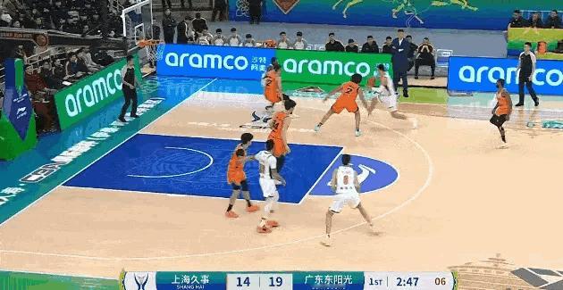 说实话，我真心讨厌这种篮球。只有想法和节奏是快的，脚下移动慢，技术细节差，配合水