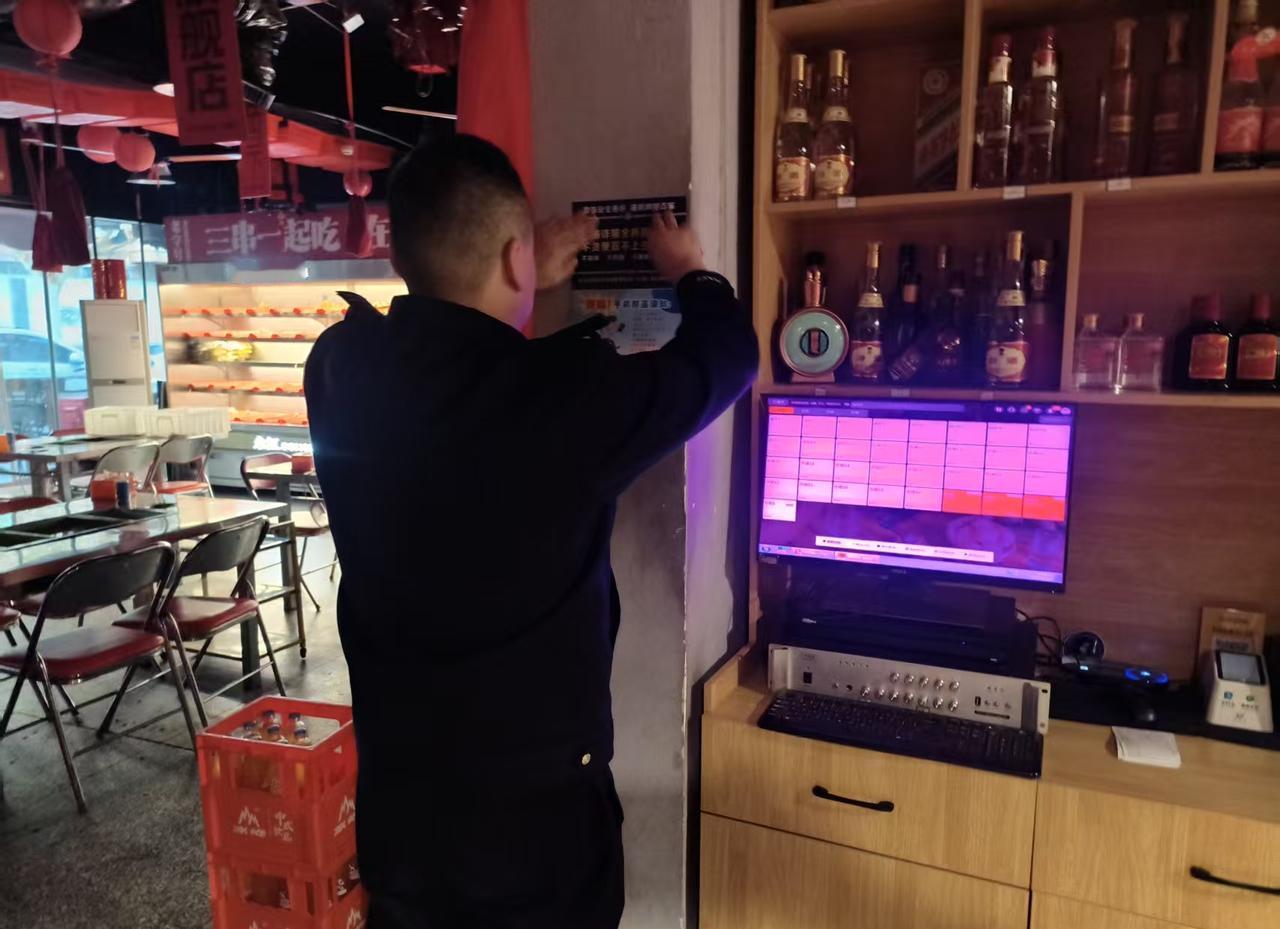 【反诈宣传进店铺 安全防线再加固】全民反诈在行动为守好辖区商户的“钱袋子”，筑牢