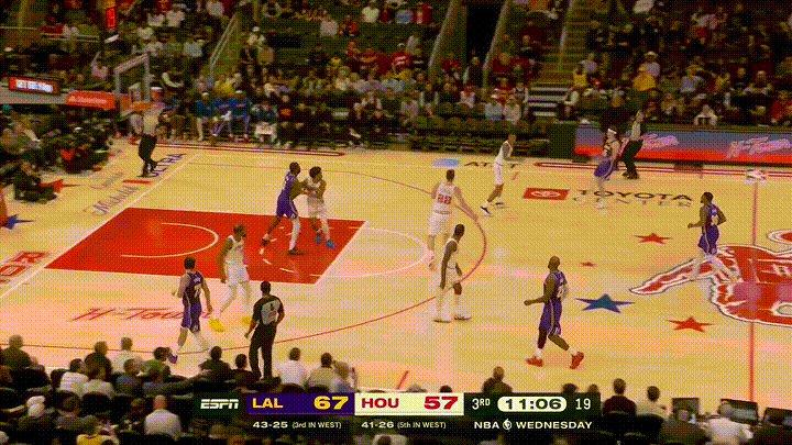 火箭当家球星杜兰特终于发威了！在今天火箭主场迎战湖人的比赛中，当时比赛进行到了第