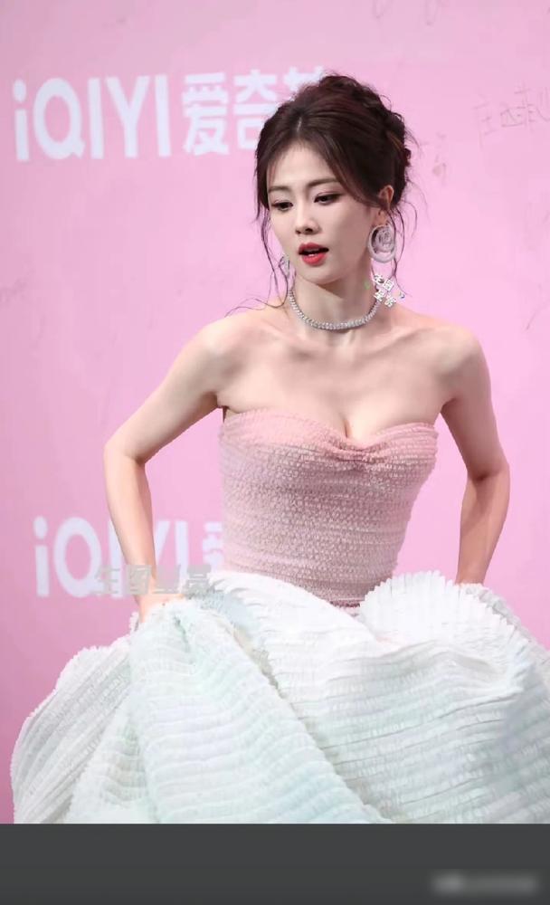 制片人争抢她，男演员却把她当兄弟？白鹿恋爱死因曝光！
 
28位制片人抢着要她！