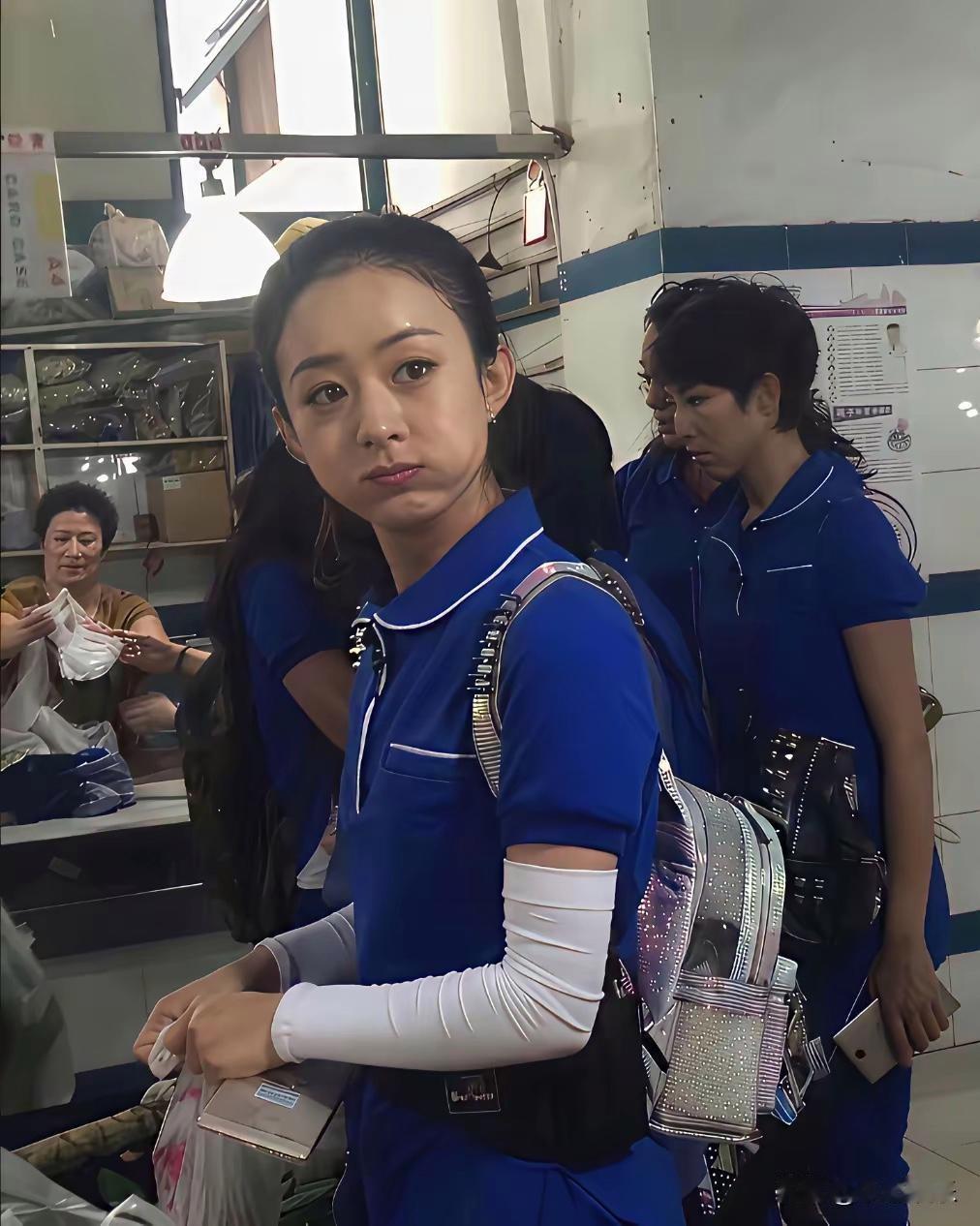 差点没认出她来，眼睛大大滴，你猜他是谁？
我觉着她在技校可能没谈恋爱，要是谈过，