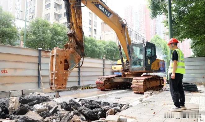 三门峡的雨季到了，开始修雨水防涝项目。不知道怎么想的。“雨窝”里面干管道工程舒服
