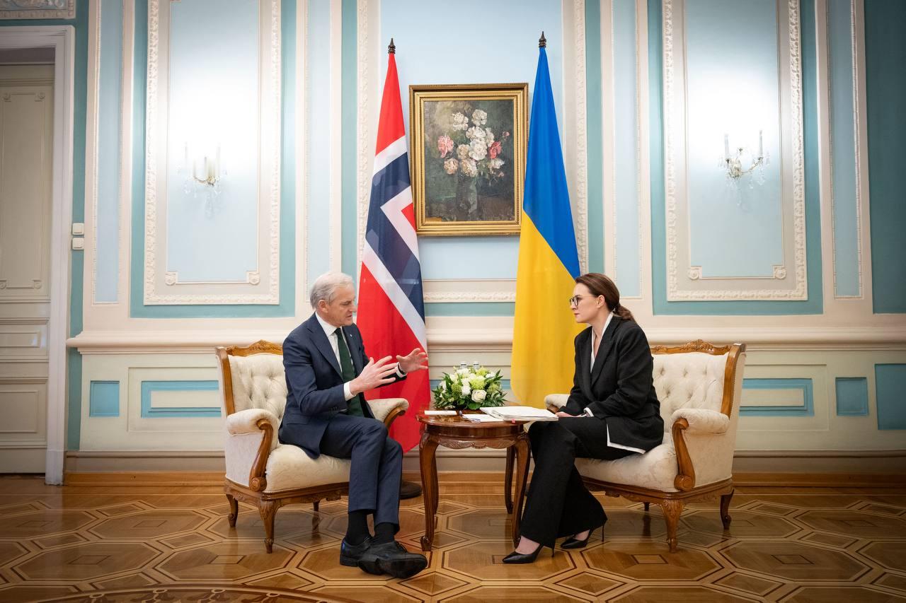 挪威将于2026年向乌克兰提供90亿欧元援助，挪威首相约纳斯·加尔·斯托雷在访问
