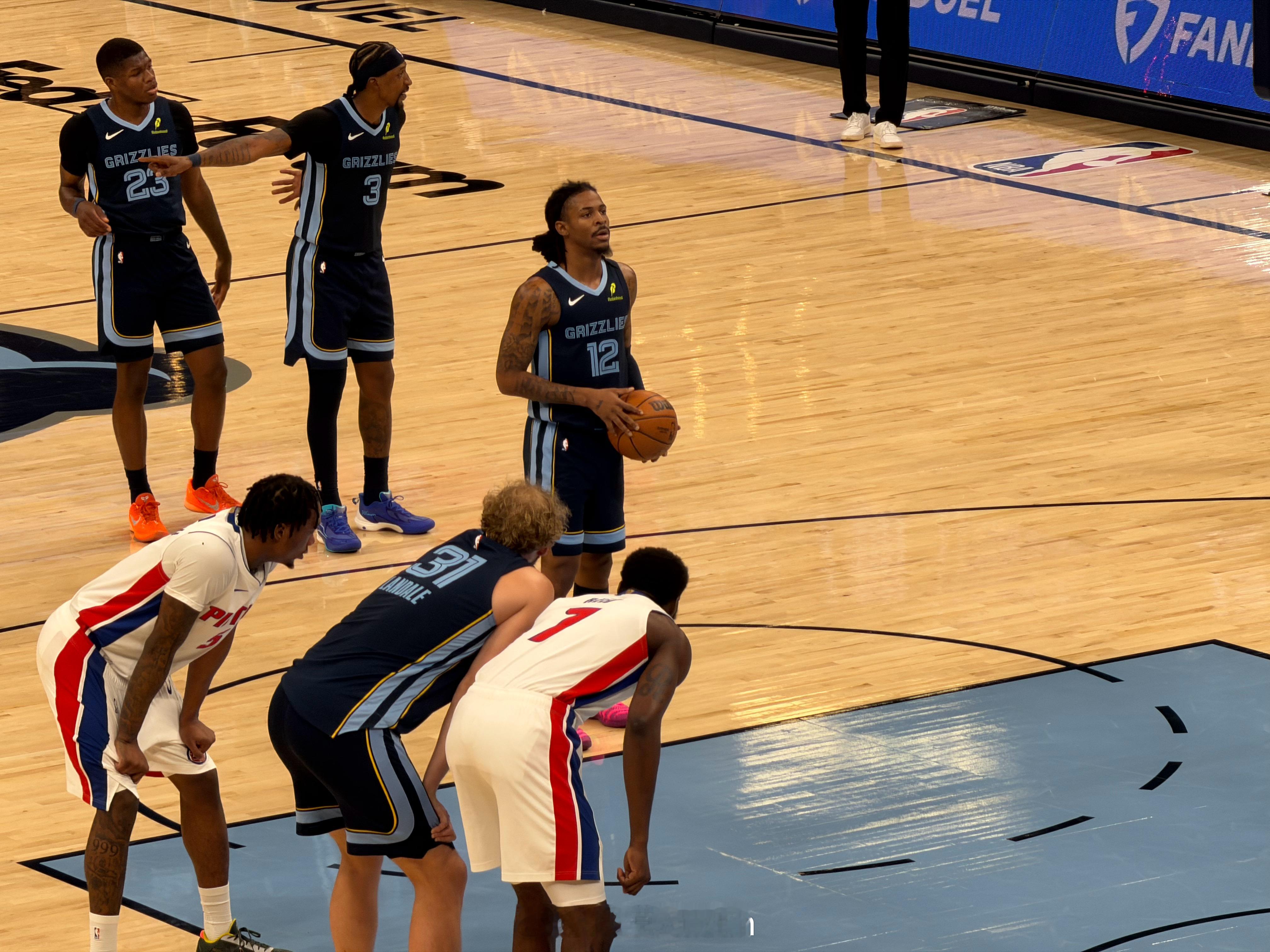 虽然舆情凶猛，但每当莫兰特拿球时，周边还是有不分男女老少大量球迷高声为他呼喊。“