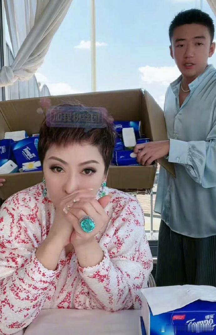 真是难为向太戴着辣么大的珠宝卖卫生纸了 