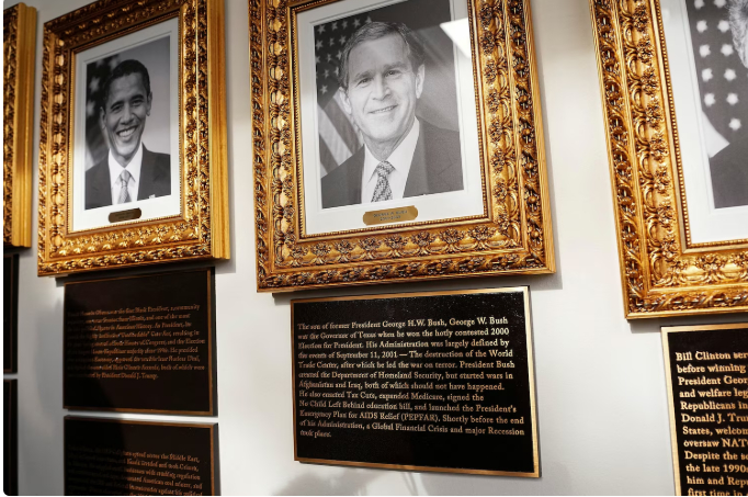 据ABC新闻报道，特朗普在白宫总统肖像下装上牌子用来发泄自己的不满，上面充满了侮