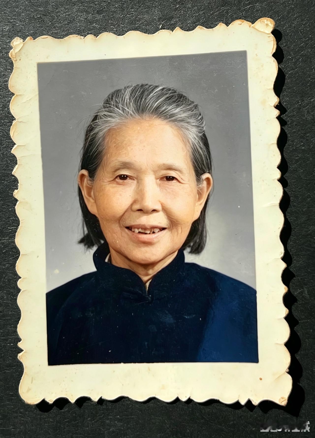 浣溪沙・梦母
（母亲节忆妈）

梦里依稀见老妈，
犹拈针线补残纱。
喘声微颤拨灯