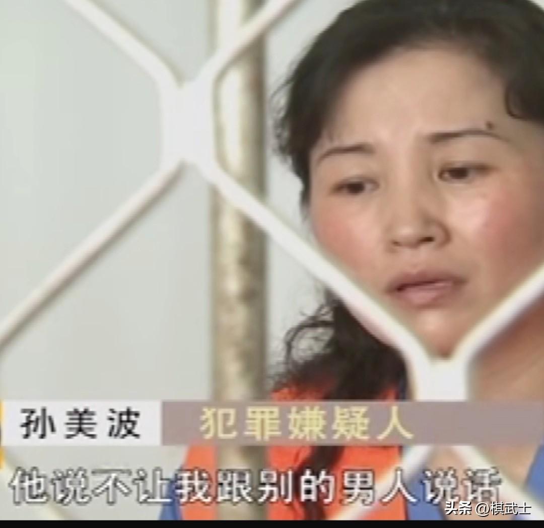 电话响起，女人正想接听，她身边的男人怒喝：开免提！电话传来男声：宝贝，今晚我去你