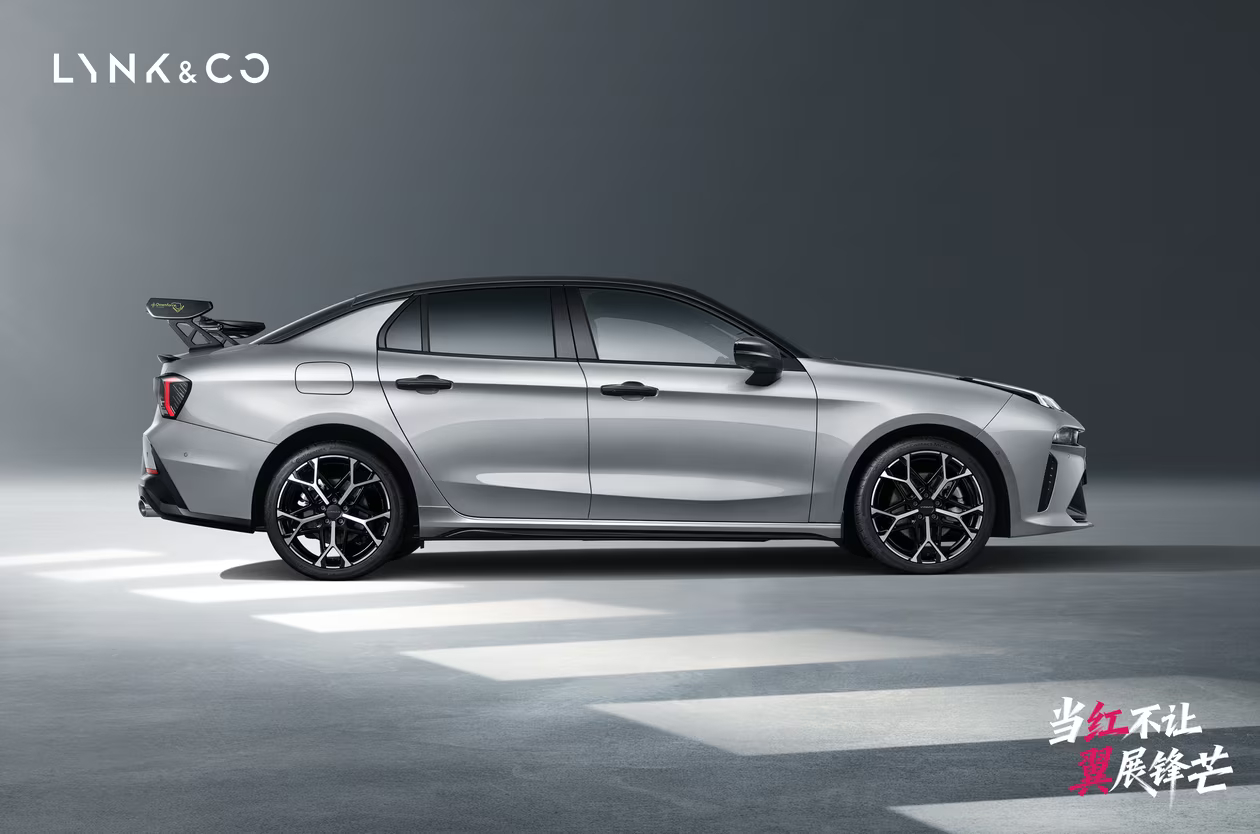 领克不愧是宇宙中掌管“下放”的神，领克03 2.0T版本直接下放大尾翼，侧面还有