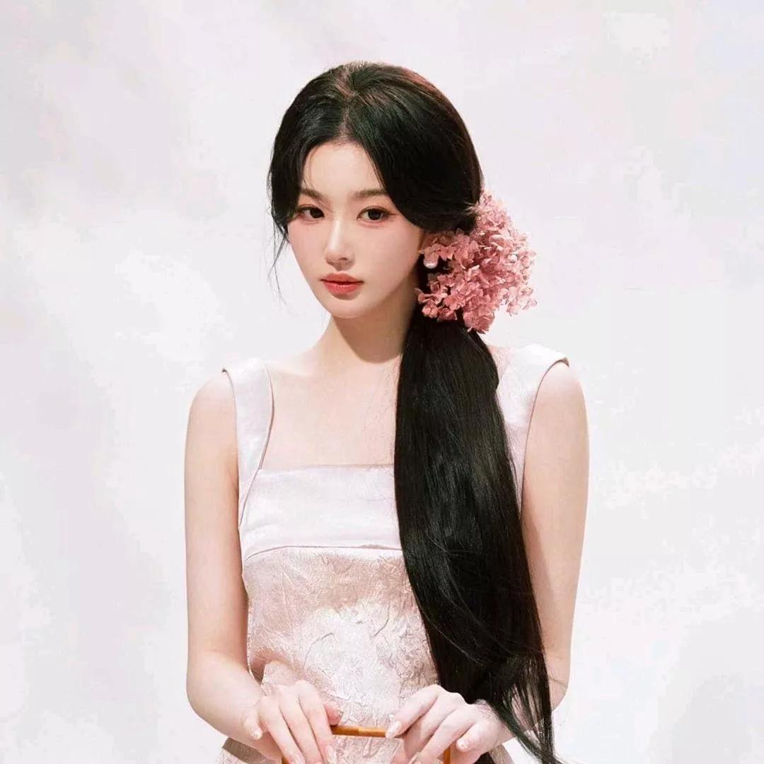 粉嫩梦幻少女风，花海中的唯美少女花海少女照 梦幻少女感 梦幻粉色的花海 梦幻少女