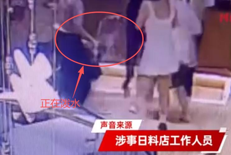 “必须严惩！”大连一家日料店内，就餐女子因让服务员帮忙倒酱油，遭到对方不耐烦的拒