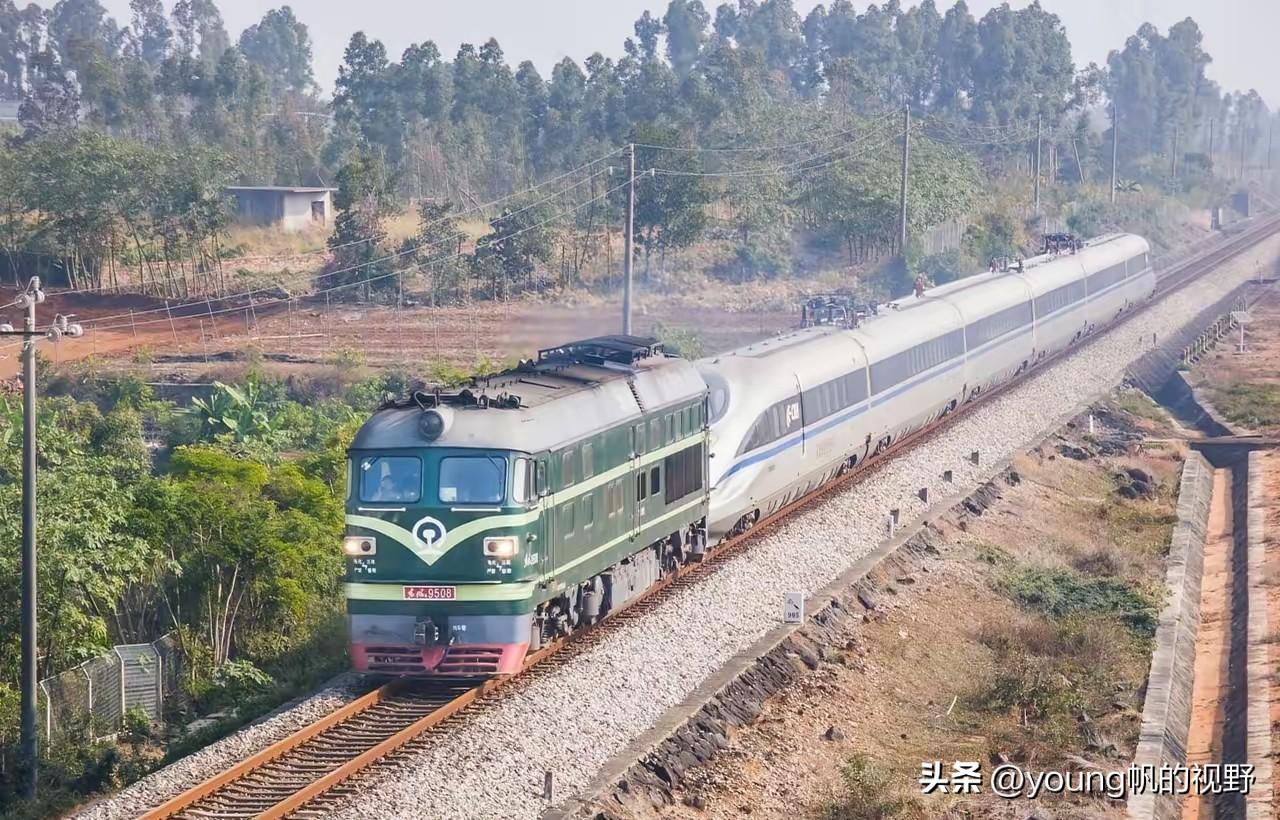 铁路上古老与现代的组合——东风4B内燃机车牵引青铜剑高铁检测车行驶在粤海铁路湛海