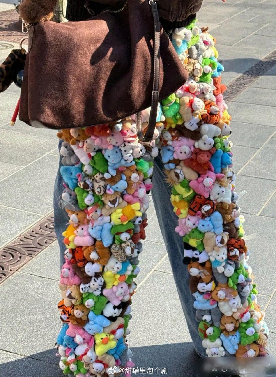 这是今年遇到第一条最潮的裤子 ，小孩看到会走不动路。 