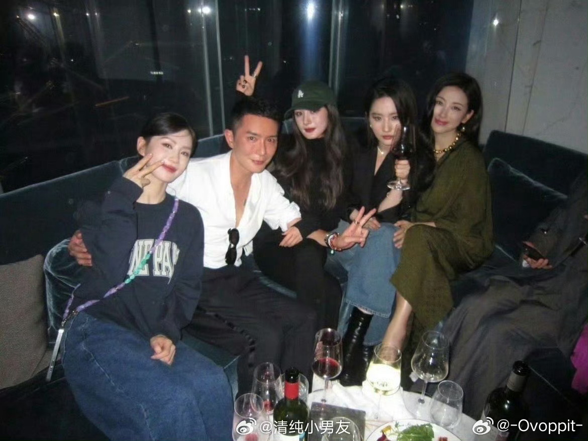 刘诗诗、刘亦菲和刘冲Vogue活动同框合照这张照片发在红薯会被人聚 