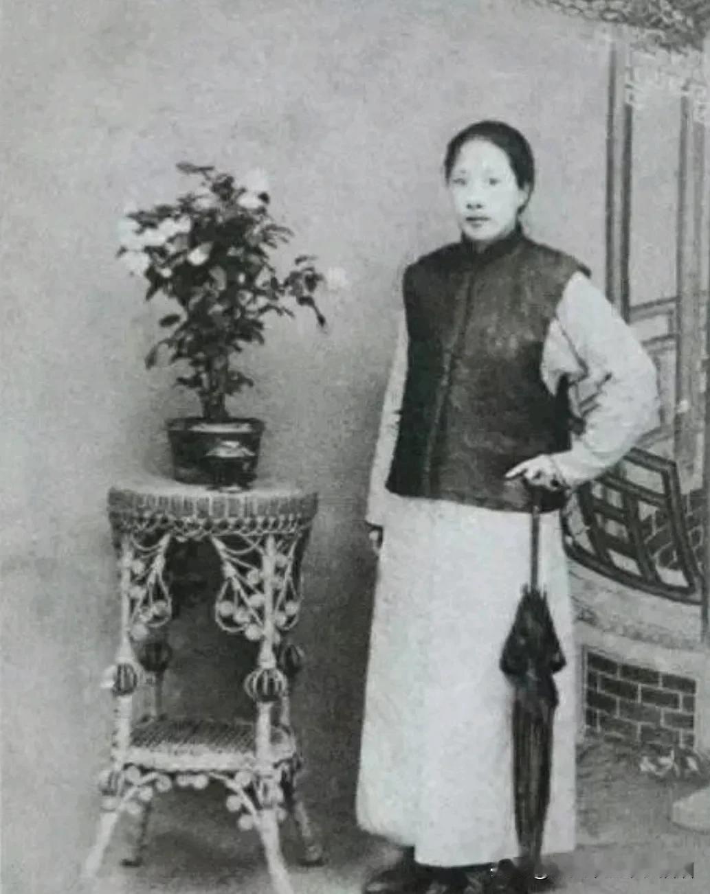 秋瑾（1875年－1907年），号竞雄，别署鉴湖女侠，是中国近代著名的女权运动先
