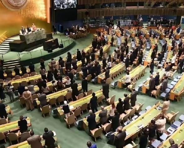 美国打伊朗，只有以色列肯真正下场，要是换成打中国，估计美国一嗓子能喊来不下30个